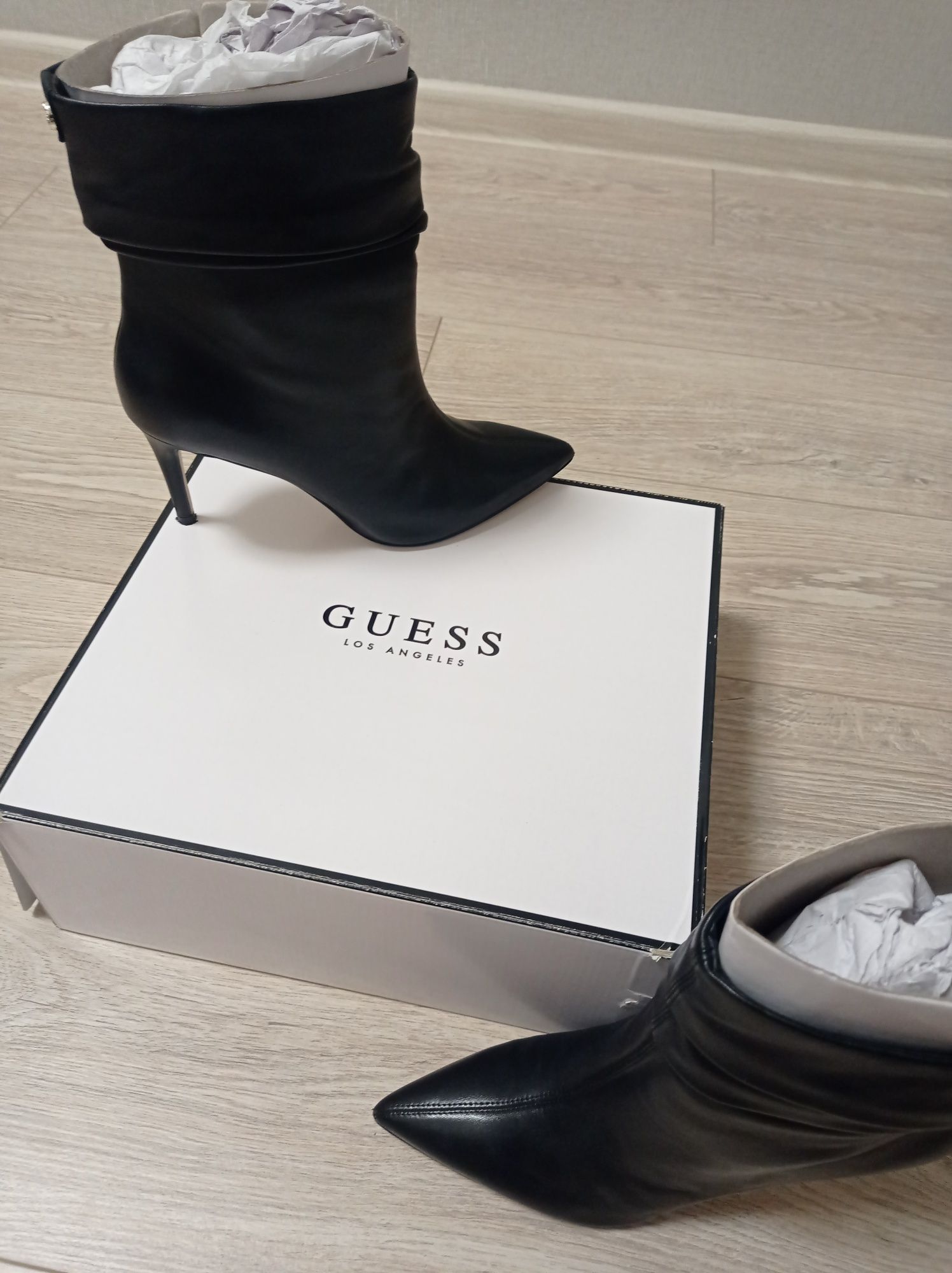 Ботильоны GUESS Bewell 
размер US 8.5 (24.5 см)