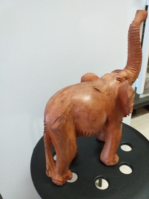 Estatueta elefante em madeira,boa dimensão,impecável,em mão,veja zonas