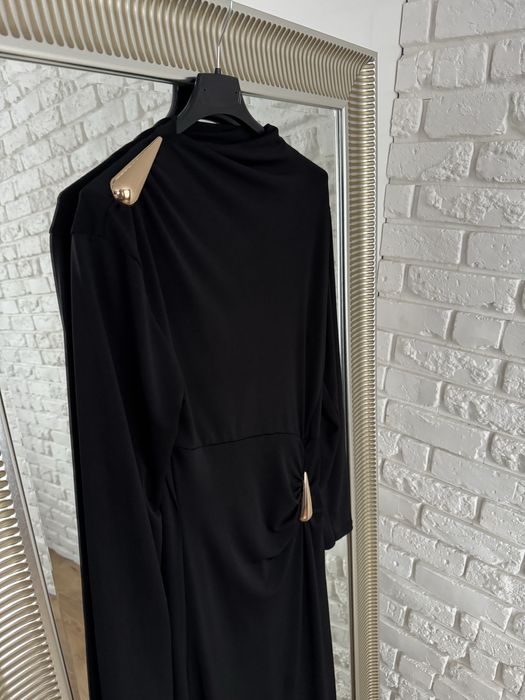 Długa maxi sukienka czarna zdobiona detalami w kolorze złota