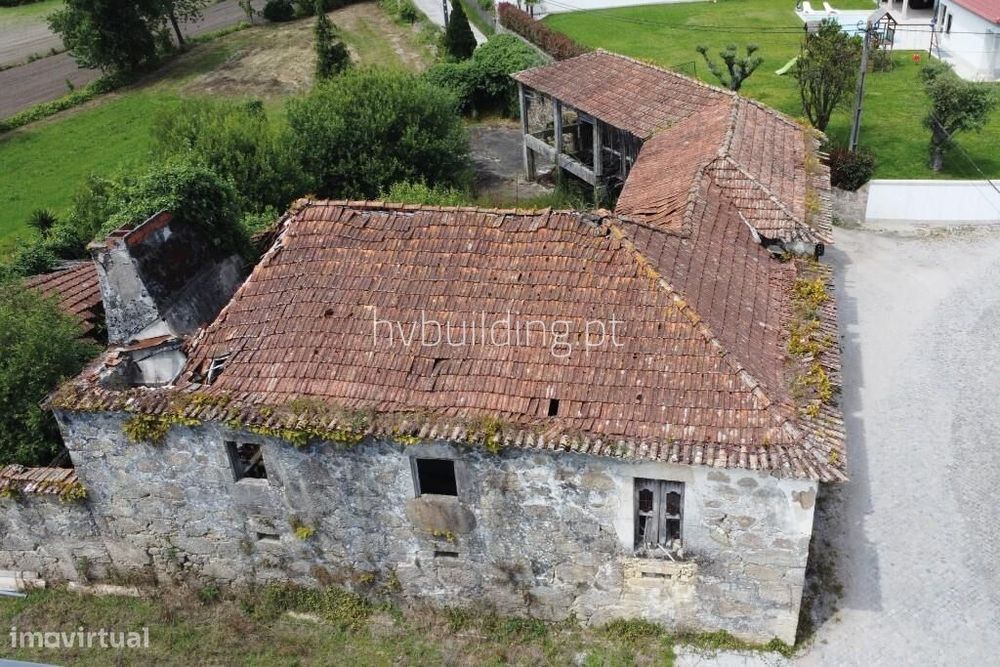 Moradia para restauro localizada em Vila Cova, Barcelos