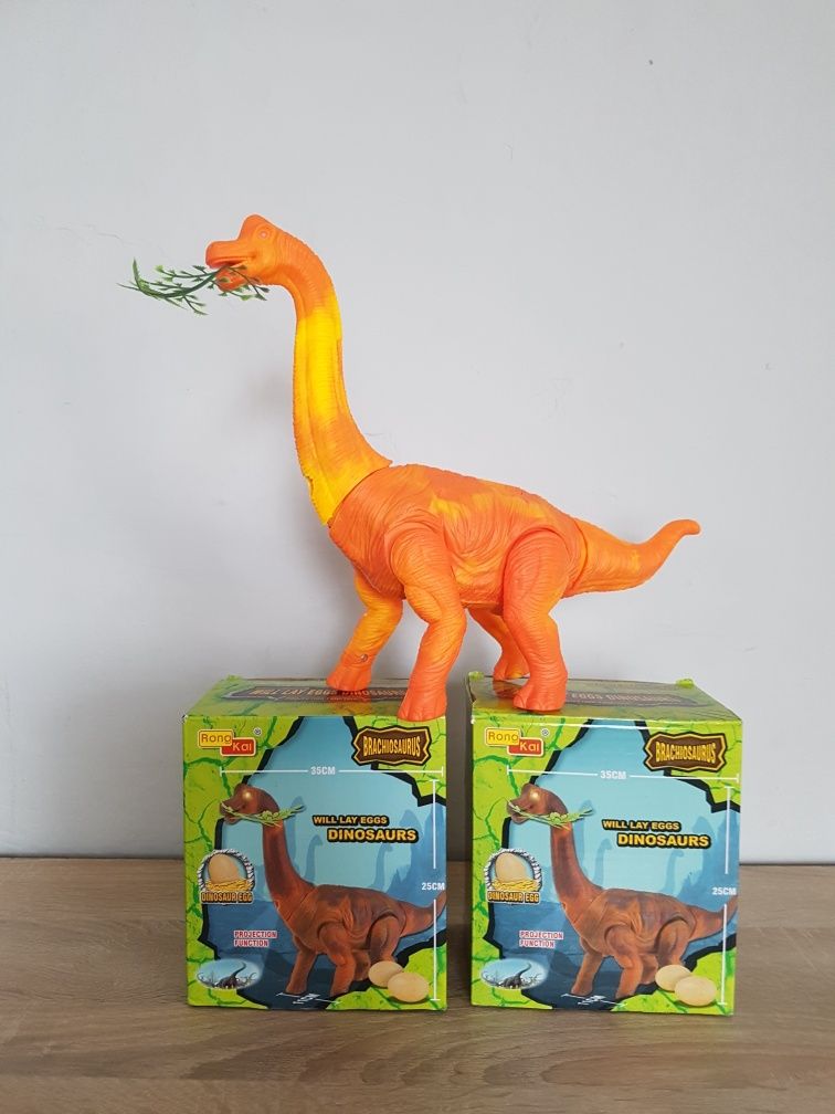 Dinozaur   -Brachiozaur znoszący jaja z projektorem
