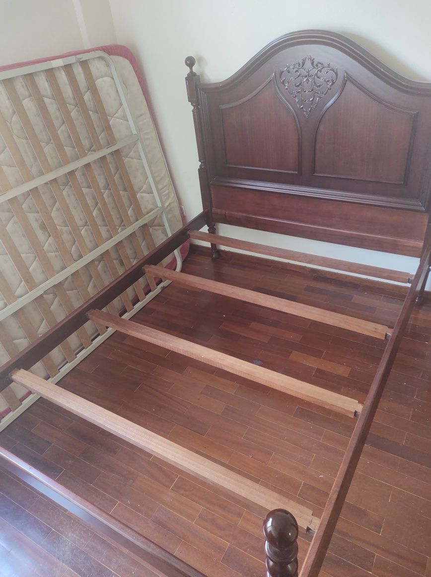 Cama 185x135 estilo antigo em castanho escuro