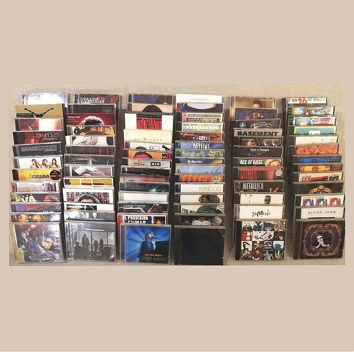Lote de 79 álbuns de música originais em CD