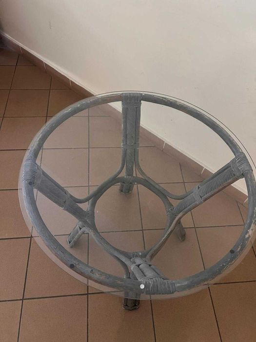 stolik ze szklanym blatem