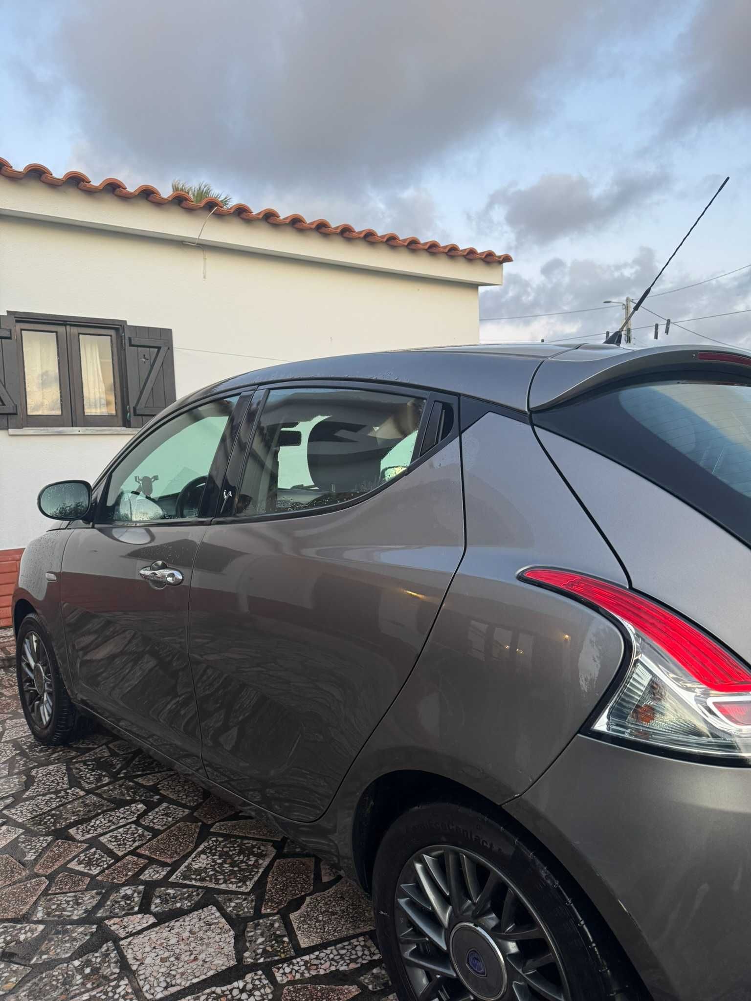 Carro económico - Gasóleo - 5 Lugares - Como Novo