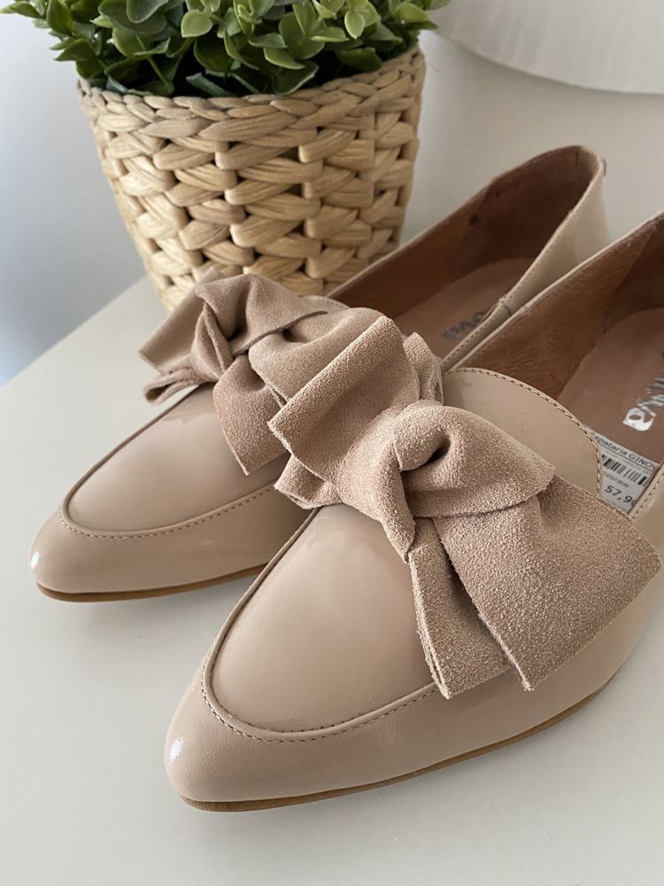 Sapatos rasos envernizados com laço Ginova