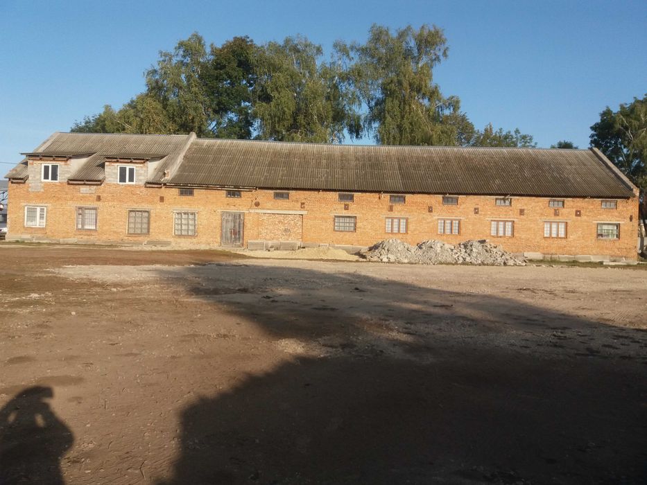 приміщення складу сільсько-господарських запчастин.