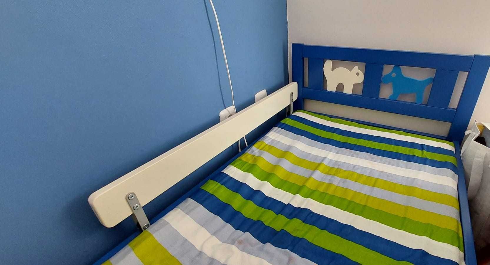 Cama de criança com estrado de ripas, colchão e barra de segurança