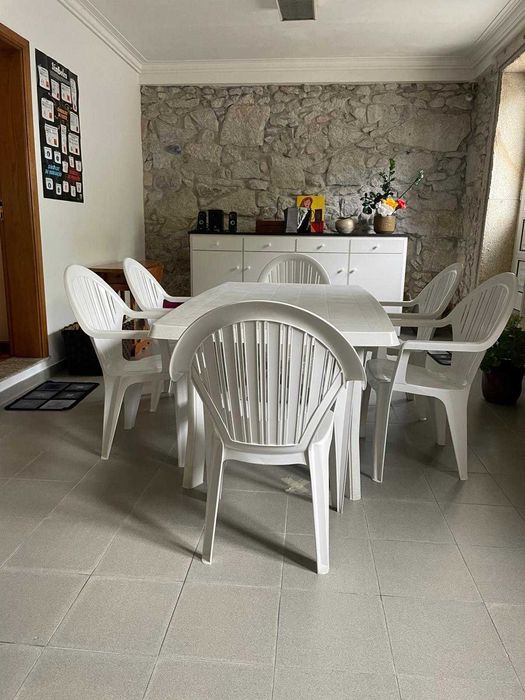 Conjunto de mesa e 6 cadeiras em plástico branco – ideal para exterior