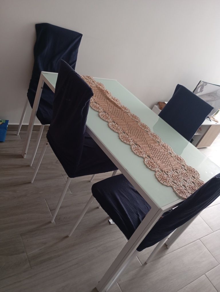 Mesa de jantar em bom estado