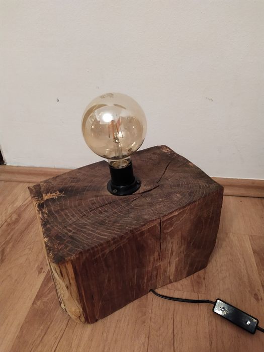 lampa drewniana z żarówką