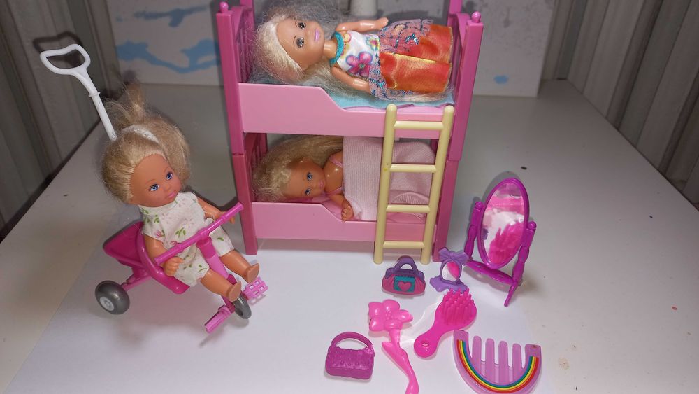Laleczki z łóżkiem piętrowym i rowerkiem