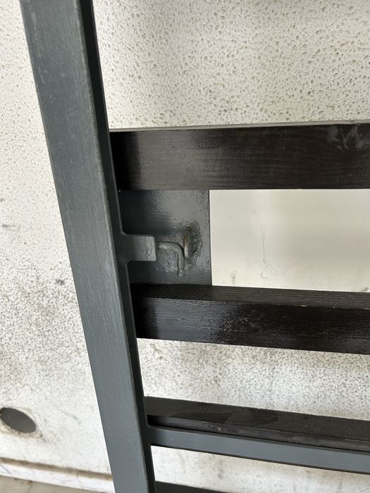 Portao em ferro com aro em ferro e travessas em madeira pintada