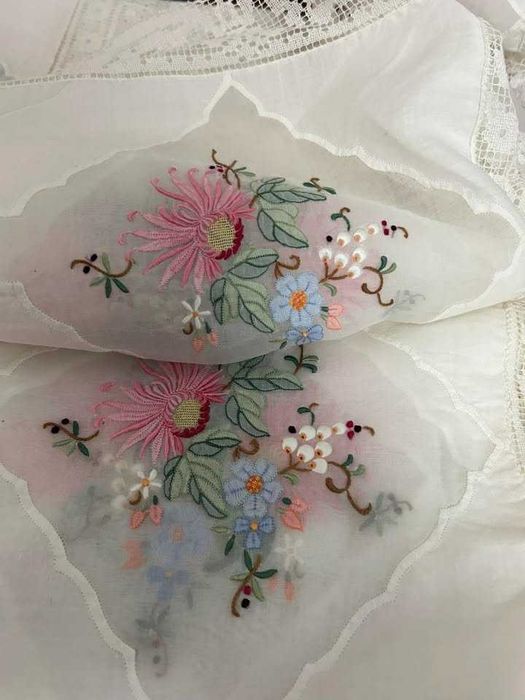 Toalha de mesa Madeira ,linho fino e organza, entremeios de renda Filé
