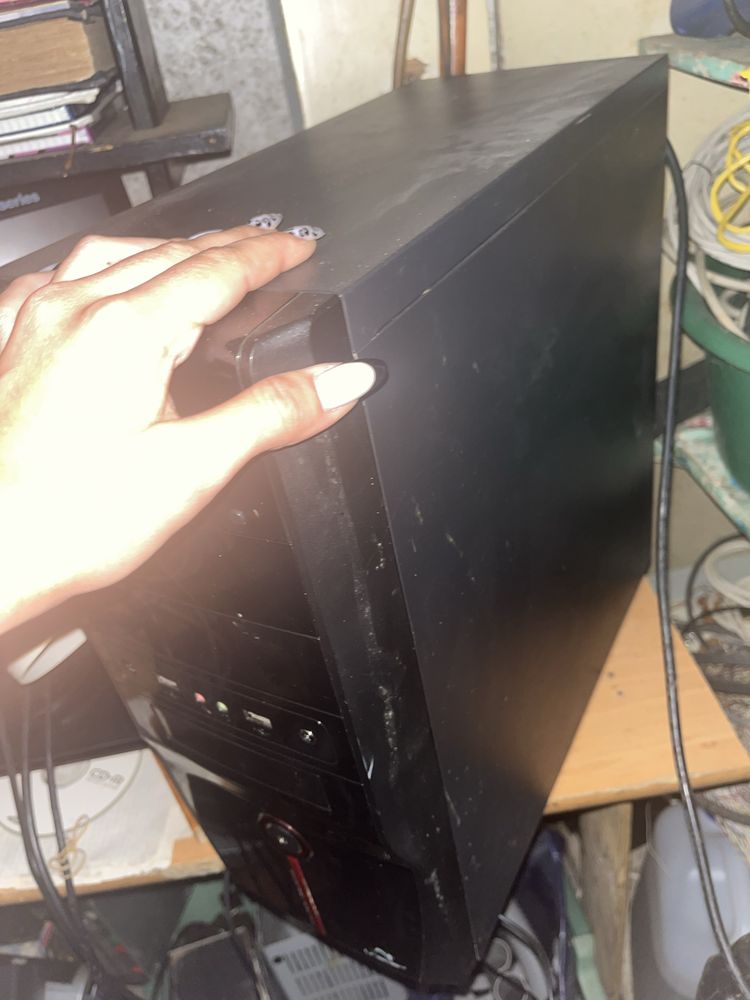 stacjonarny komputer PC w obudowie marki Tracer,