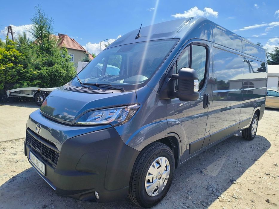 Wynajmę nowego busa Toyota, grafitowy kolor- Wrocław wypożyczalnia aut