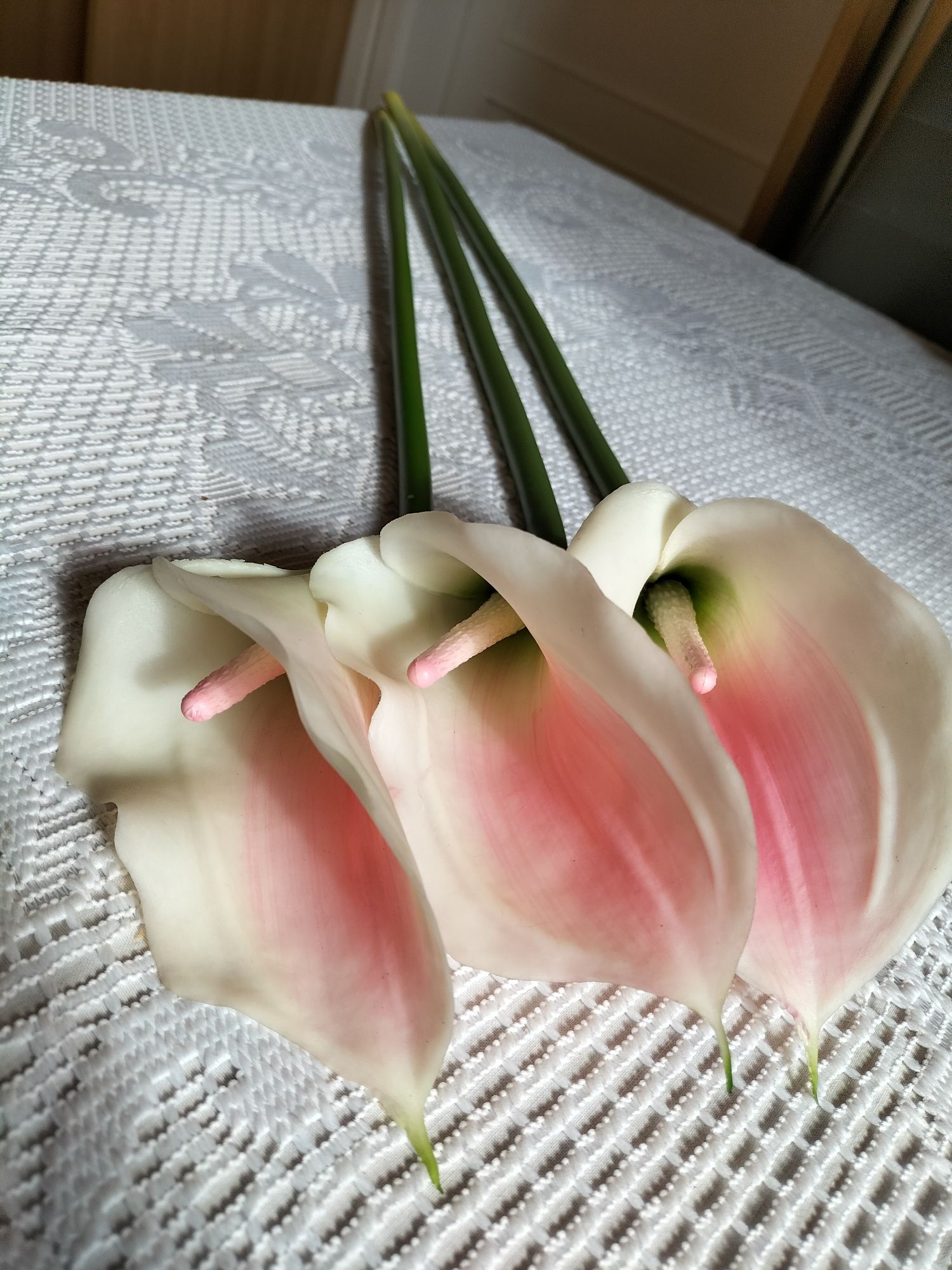Zestaw 3 sztucznych kwiatów gumowych Kalla