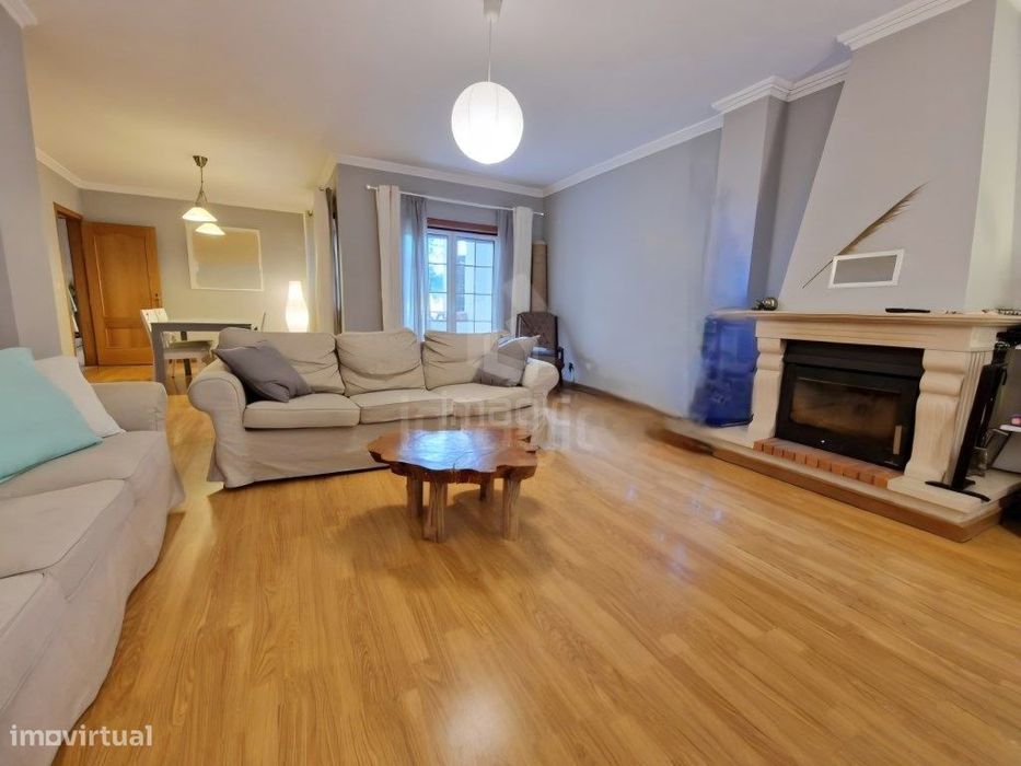 Apartamento T3 duplex, inserido em condomínio fechado com piscina, ...
