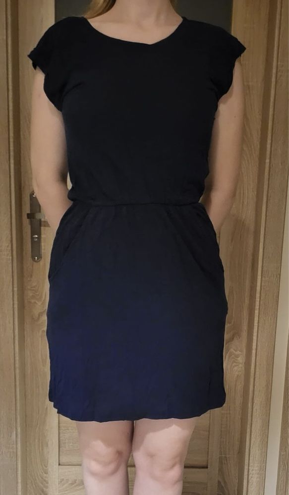 Niebieska sukienka z krótkim rękawem