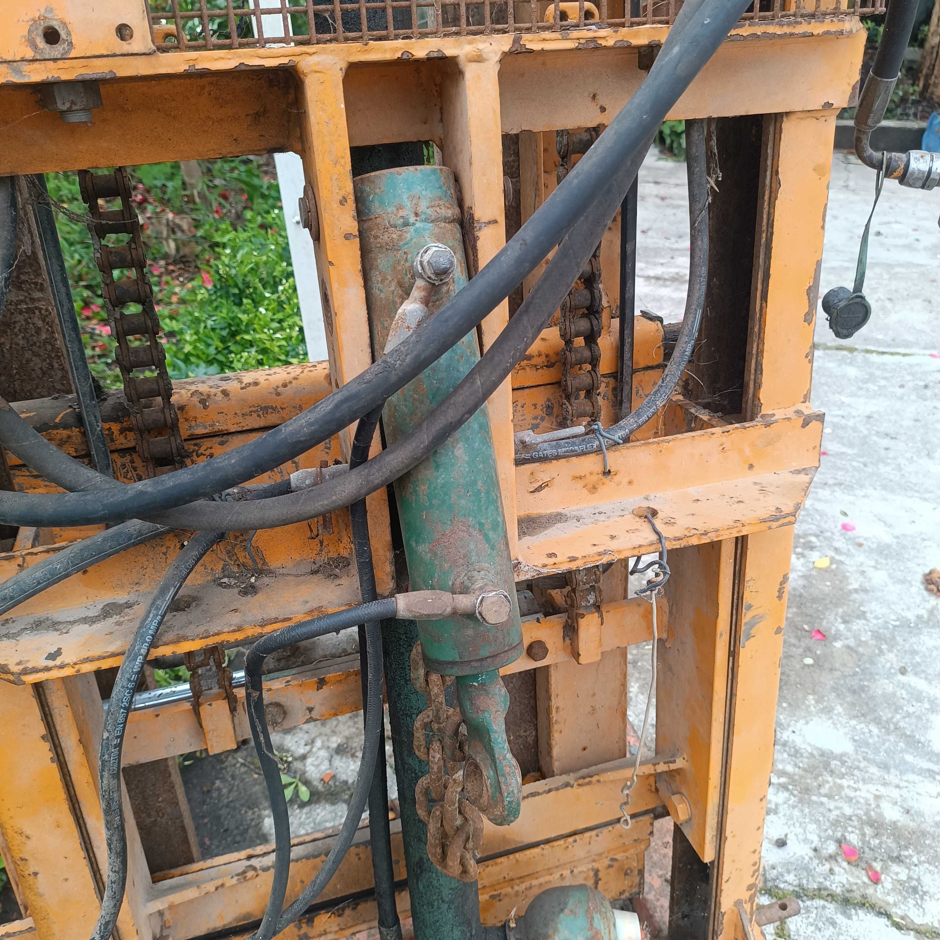 Vendo empilhador para trator.