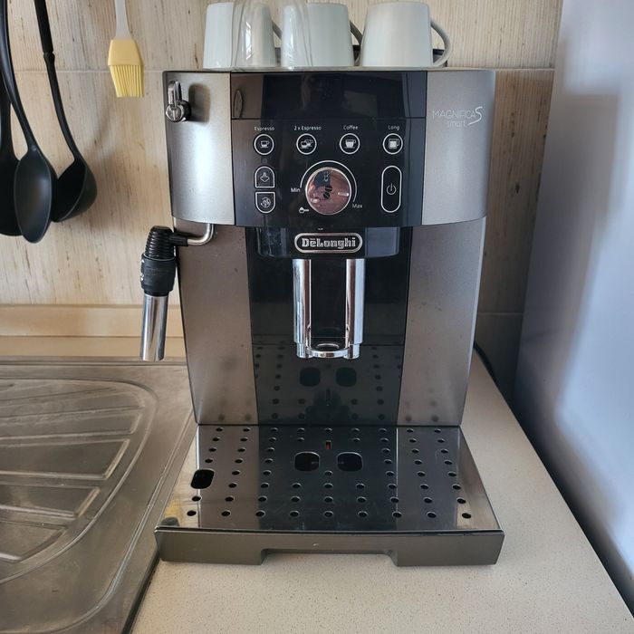 Máquina café automática Delonghi magnífica S