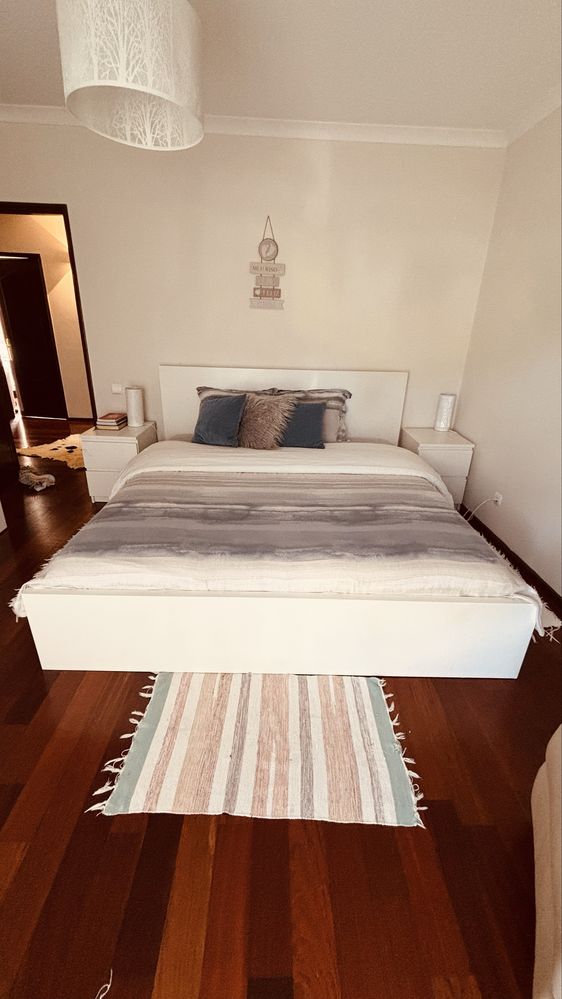 Conjunto cama casal com colchão + 2 mesas de cabeceira