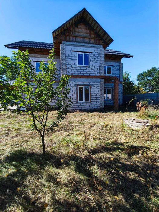 Продам двоповерховий будинок в коттеджному містечку.