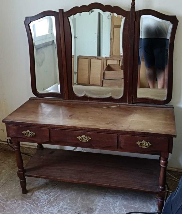 Tocador antigo em madeira maciça