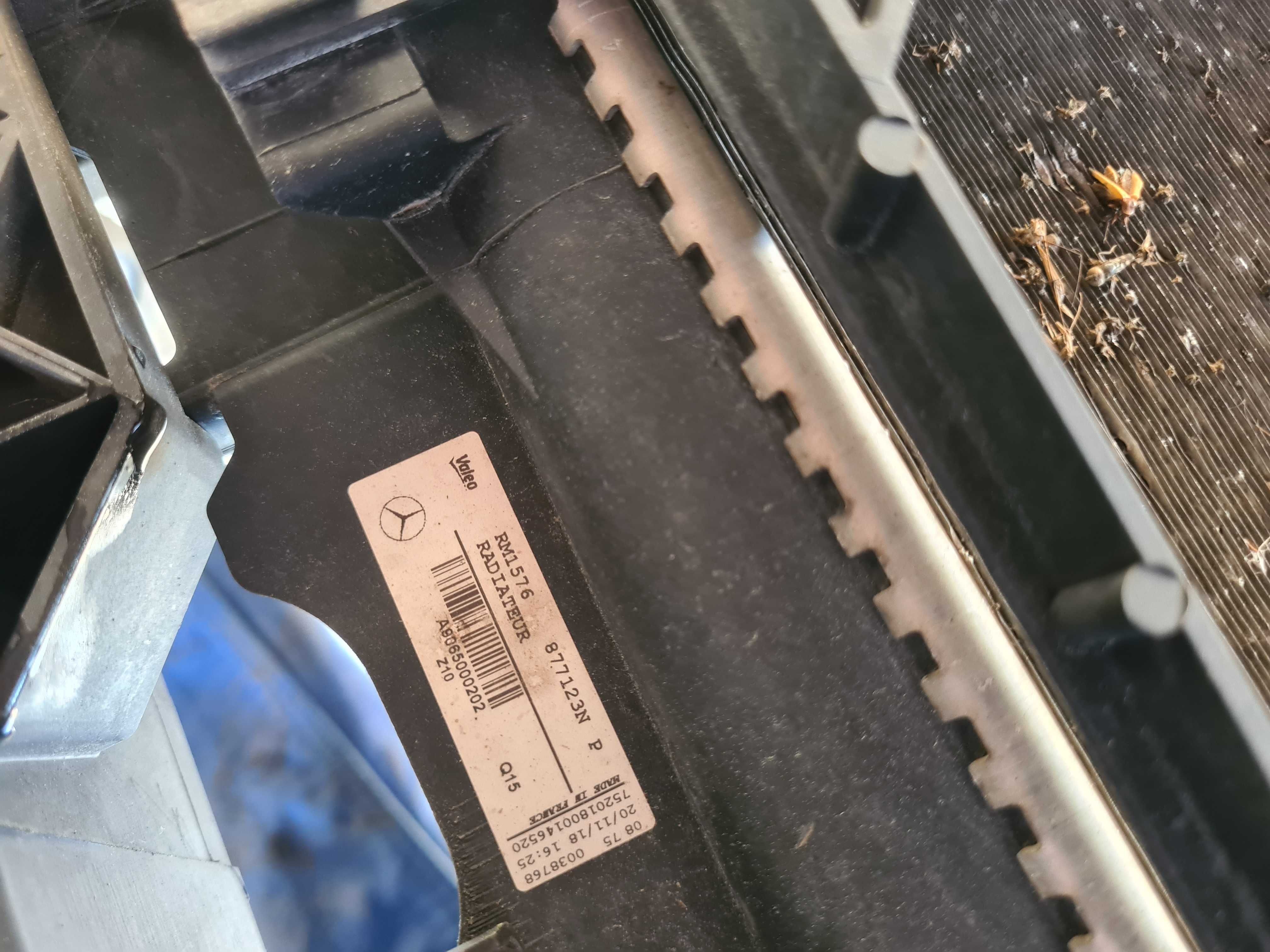 Mercedes Sprinter W907 W910 2.2 pas przedni komplet chłodnic obudowa