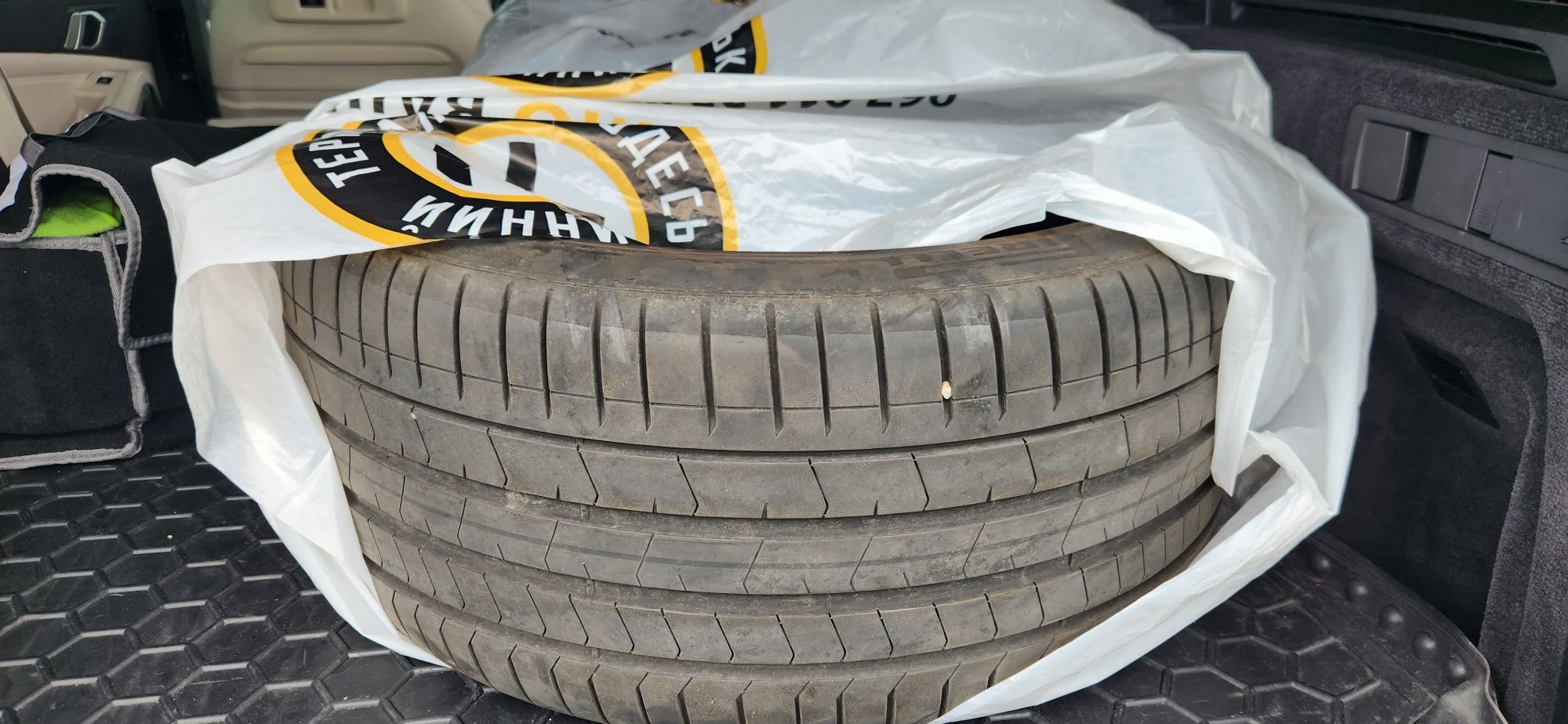 Продаються шини Pirelli PZero  для BMW X5

- **Передні**: