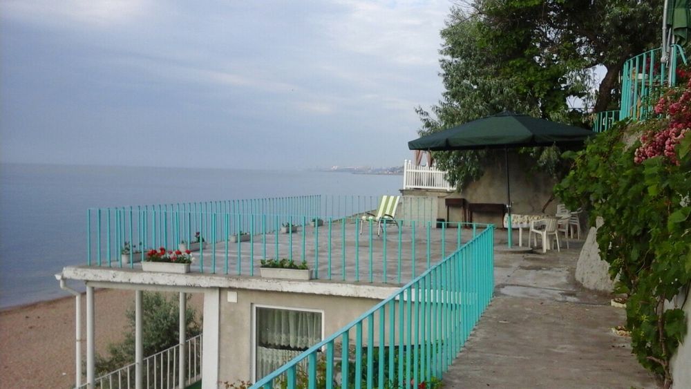 Домик таки у самого моря.