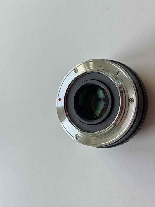 Kompaktowy obiektyw stałoogniskowy