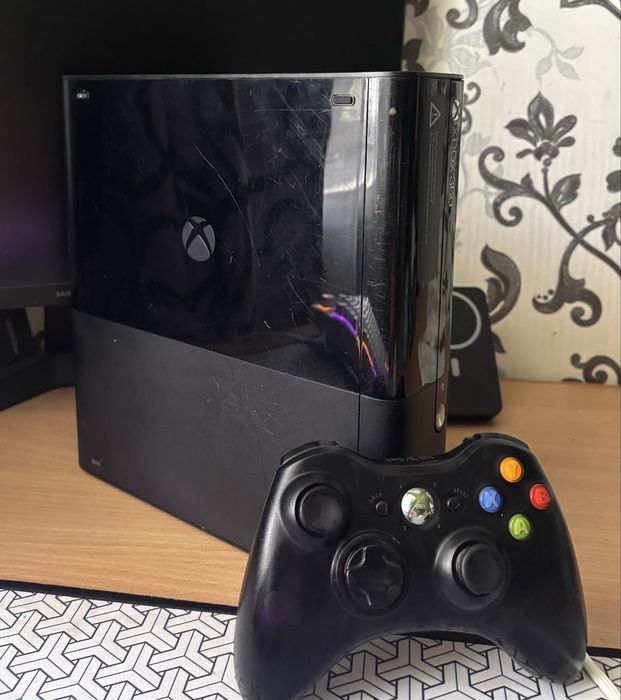 xbox 360E 500 gb, + джойстик, + 43 гри