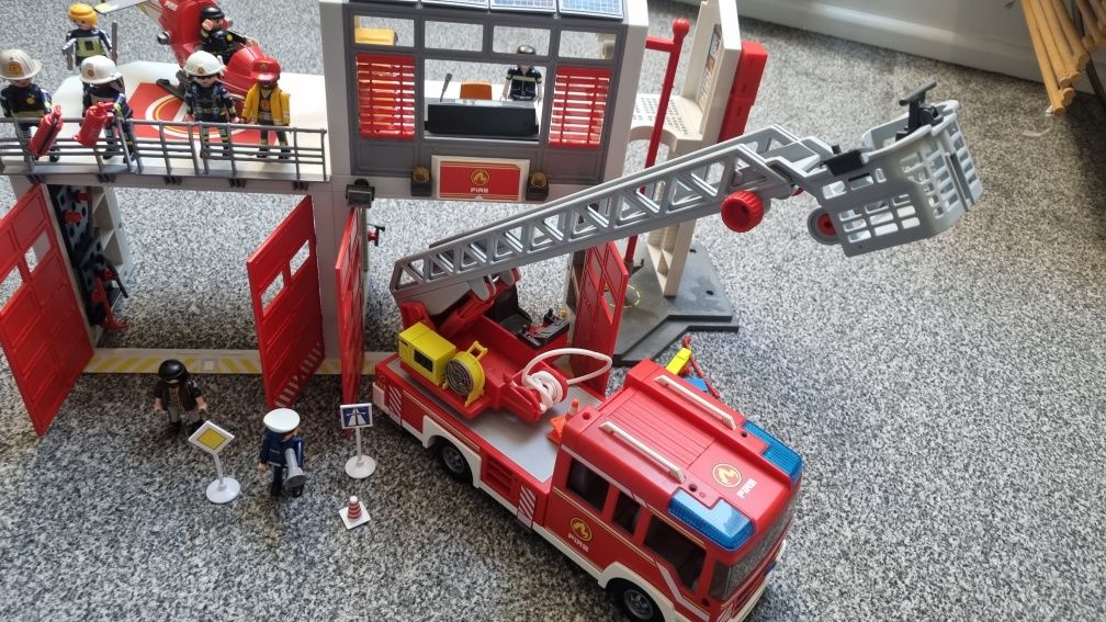 Mega zestaw Remiza strażacka wóz strażacki Playmobil