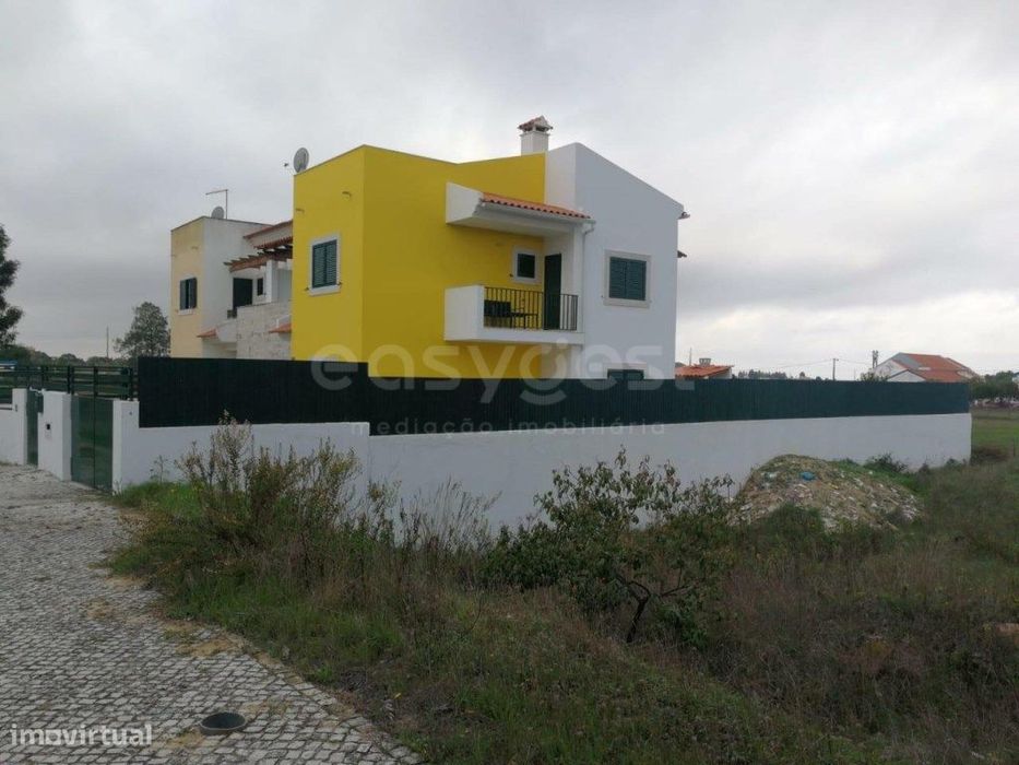 Lotes para Construção de Moradias Geminadas em Localização Privileg...
