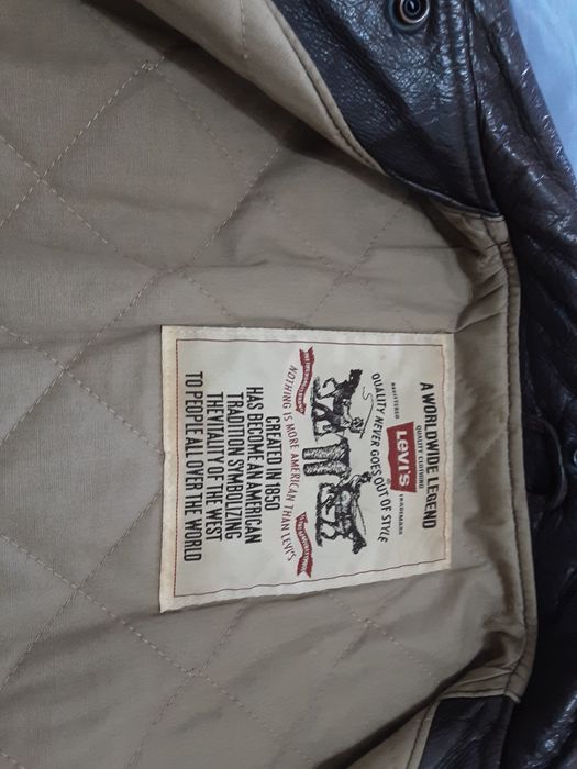 Vendo blusao de cabedal quase novo marca LEVI,S