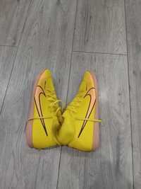 Żółte buty do piłki nożnej NIKE