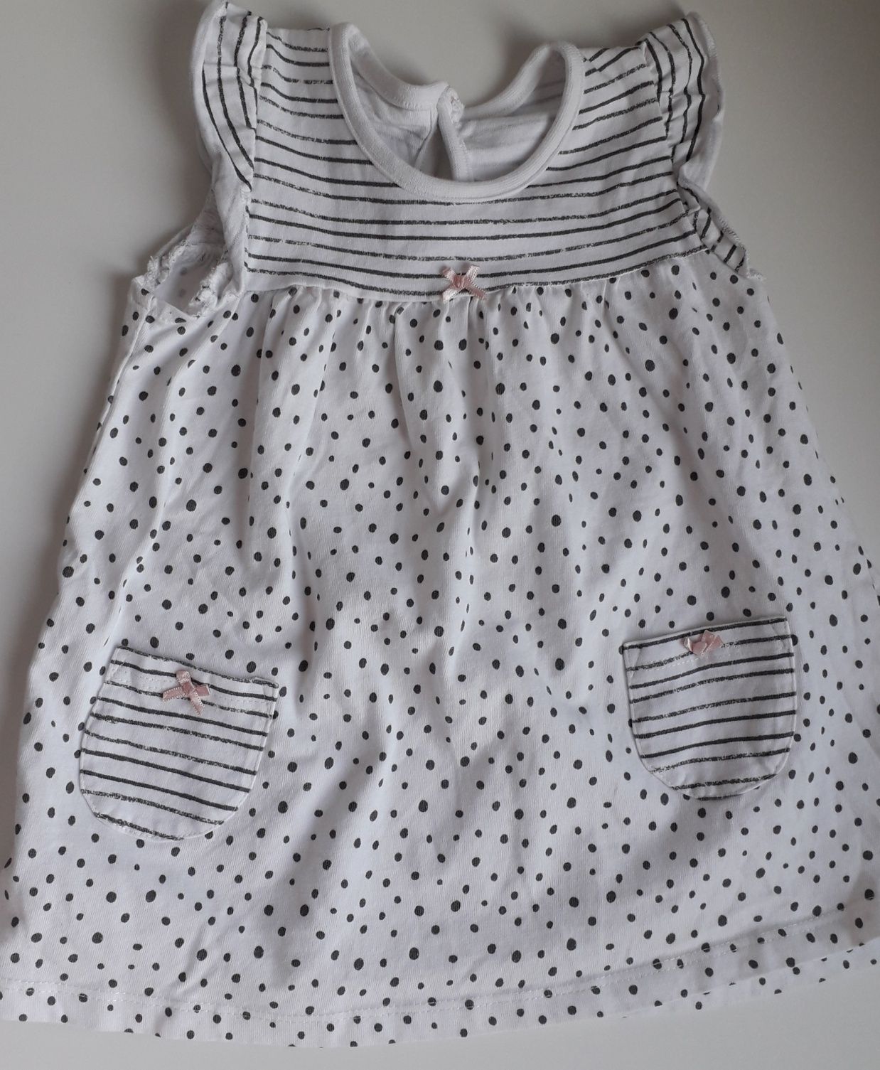 Biała sukienka w kropki z krótkim rękawem George 80-86