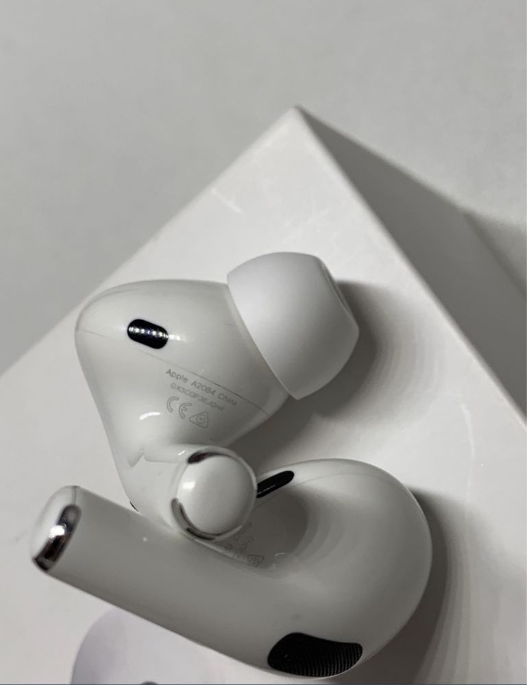 Apple AirPods pro + два чехла в подаррк!