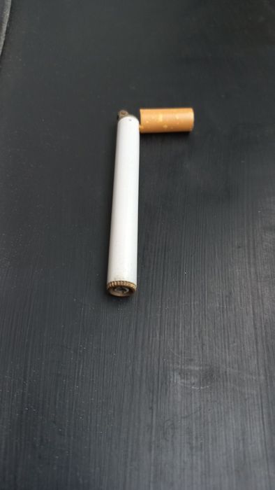Isqueiro em formato de cigarro
