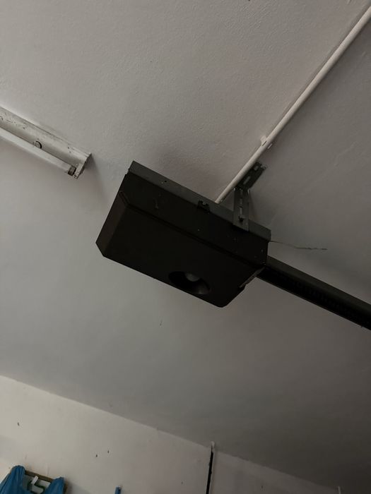 Motor de portao de garagem e dois comandos