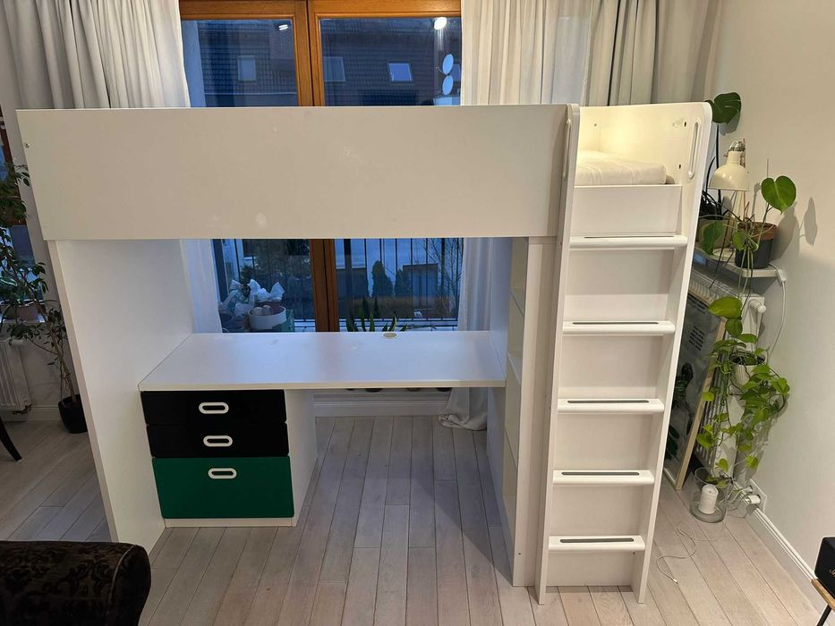 Łóżko z antresolą i biurkiem Ikea Smastad. Z materacem