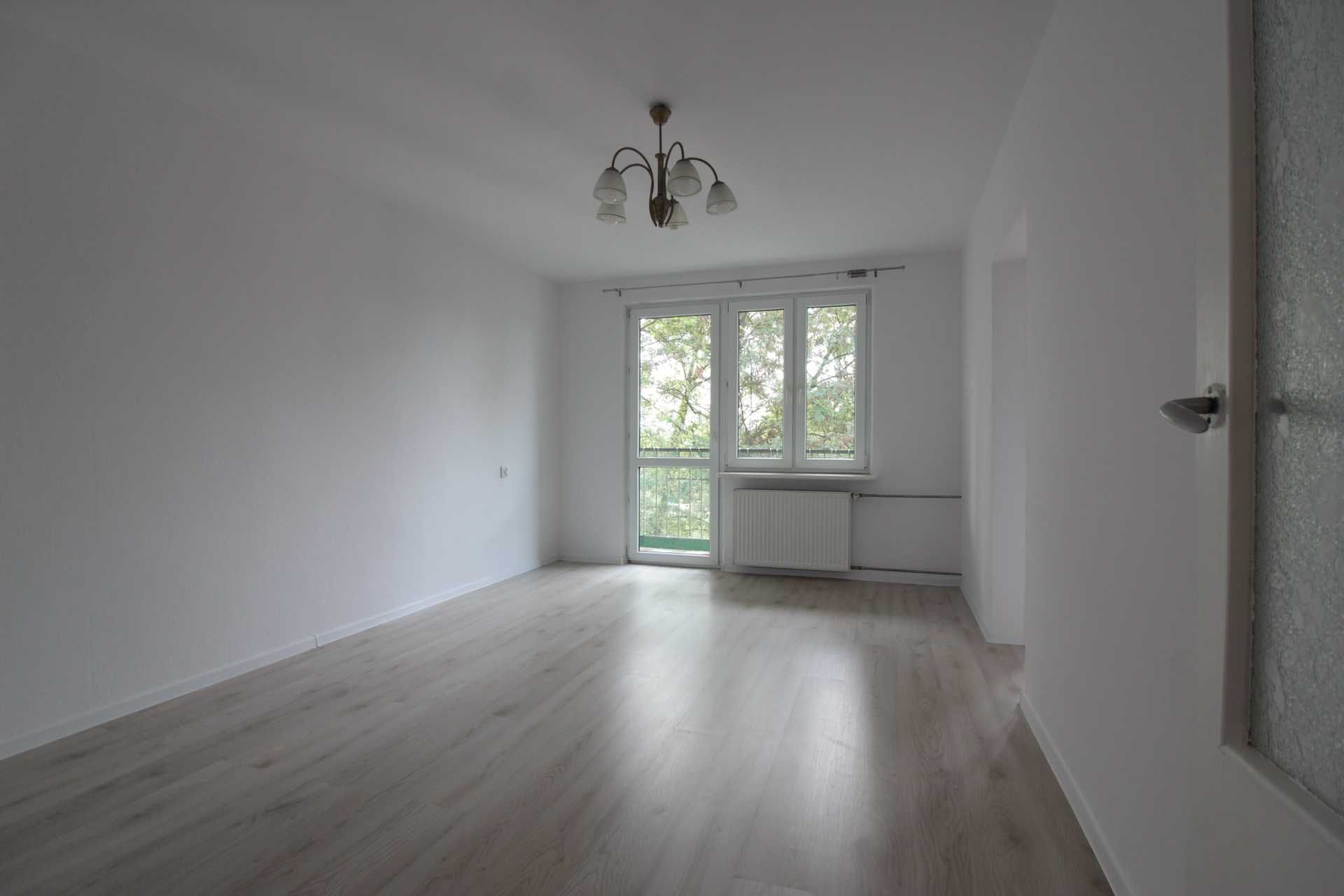 3 pok. 54 m2 na ul. Jaremy-Azory posiada balkon i piwnicę