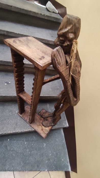 Drewniany stojak półka na płyty CD unikalna rzeźba