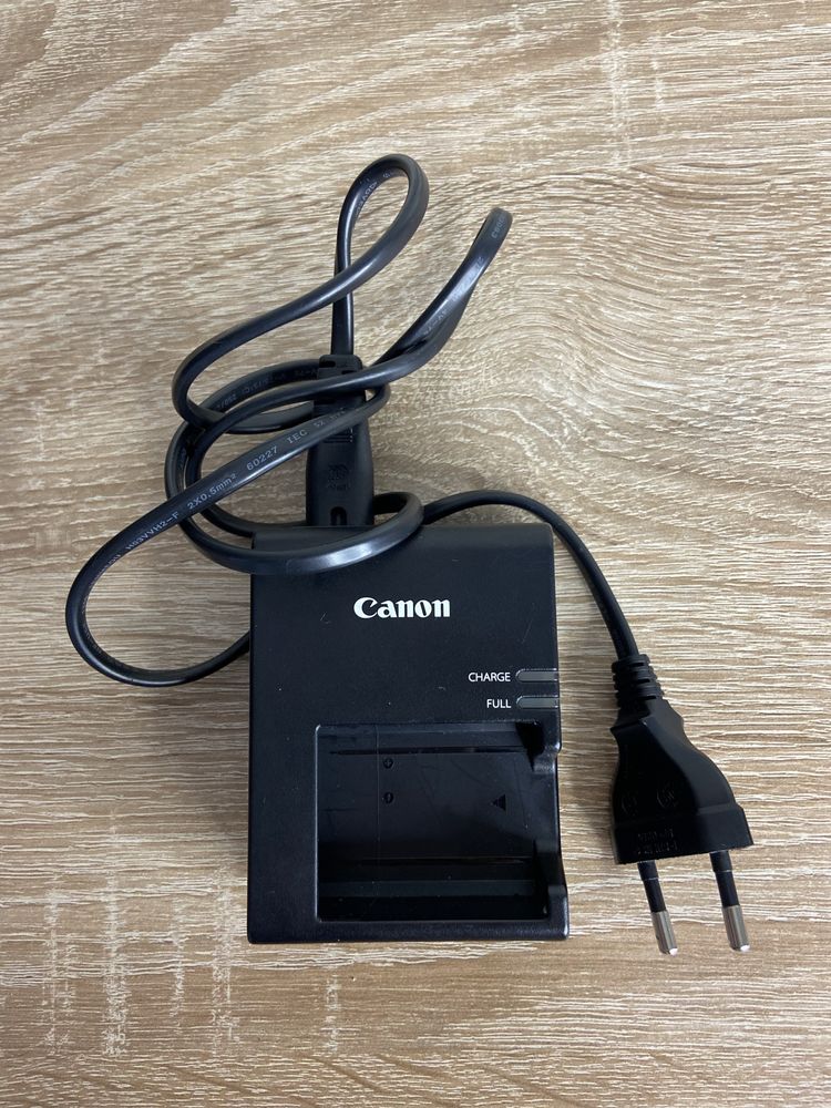 Продається комплект Canon EOS 1300D + два об’єктиви + зарядка