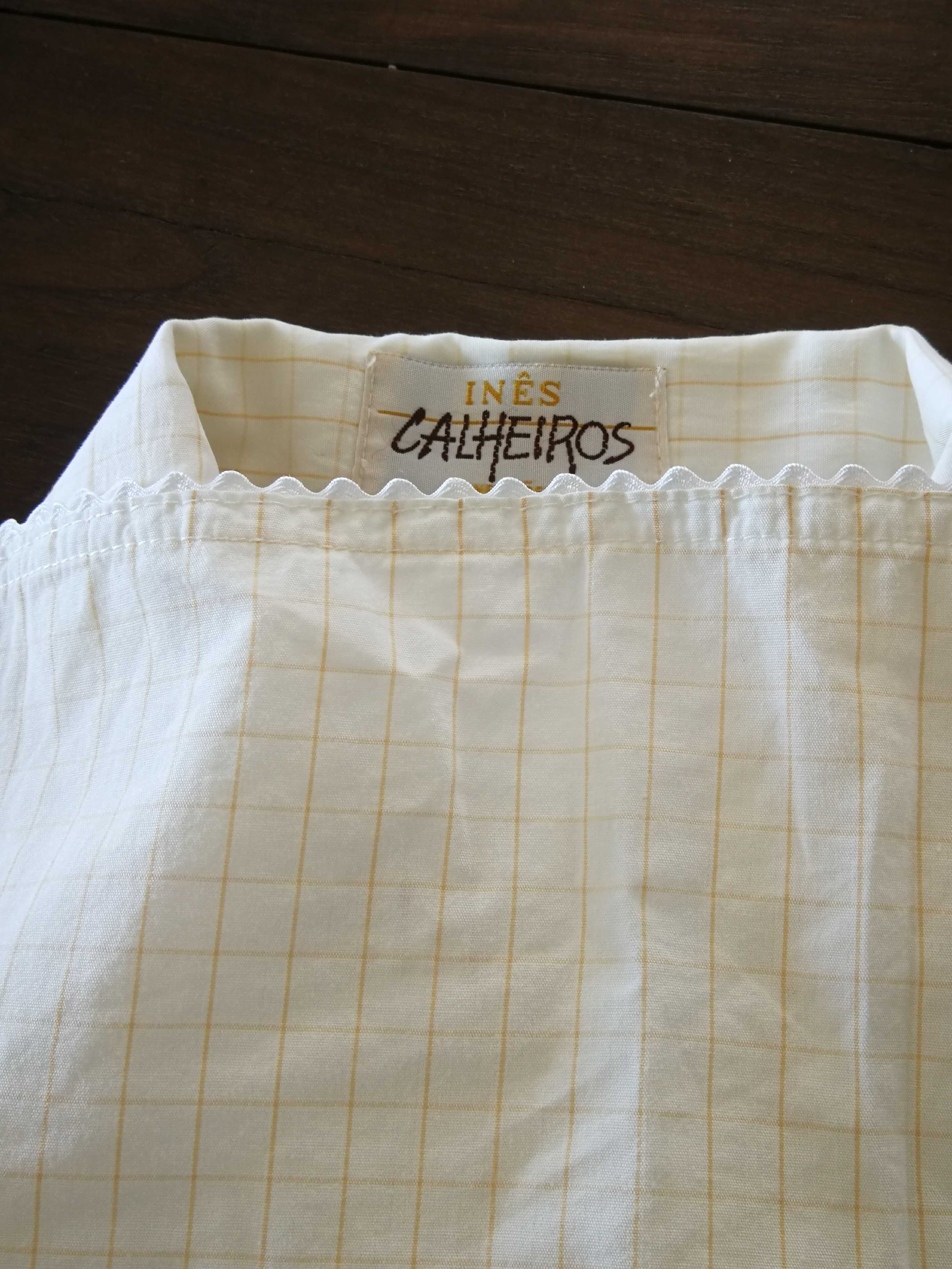 Lindíssima blusa em algodão com pormenores.