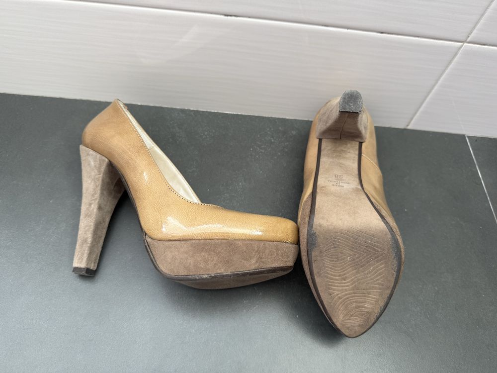 Sapatos salto alto com plataforma.