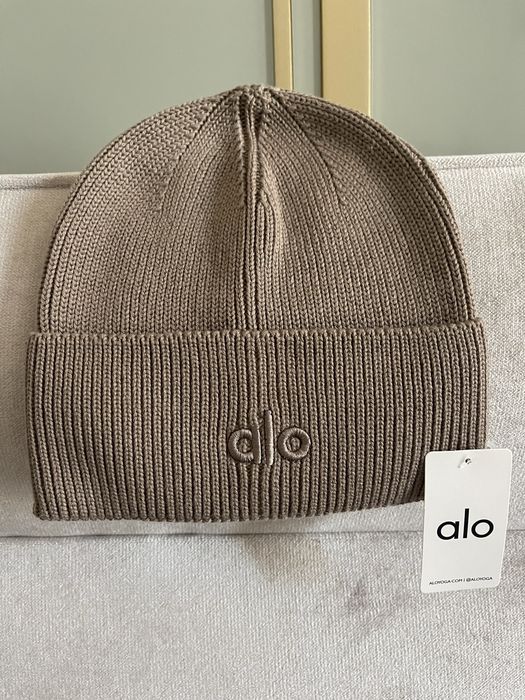 Шапка Alo Yoga.
