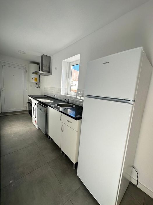 Alugo um T3 ja tem alguns moveis no apartamento numa localizacao otima