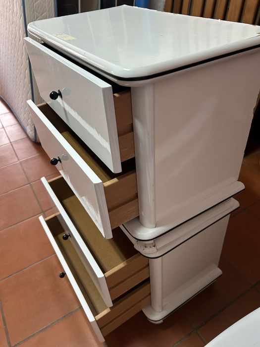 Cómoda e mesas de cabeceira